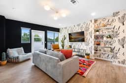 3 Suites, Full 4th Floor Rental + Rooftop Retreat - Image 2