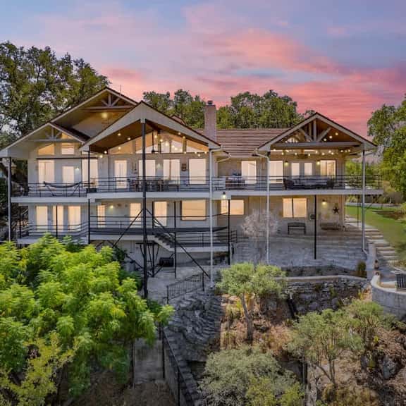 Lake Travis Estate | Community Pool + Pickleball - Image 1