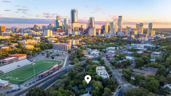 Sleeps 20 | Near UT Football, Pool, Historic Home - Image 4