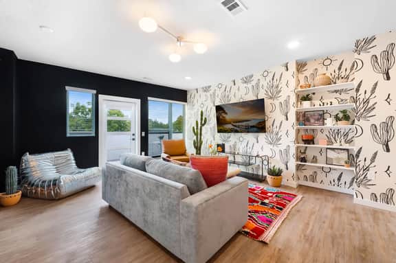 3 Suites, Full 4th Floor Rental + Rooftop Retreat - Image 2