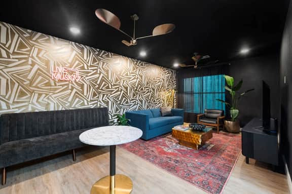 3 Suites, Full 4th Floor Rental + Rooftop Retreat - Image 3