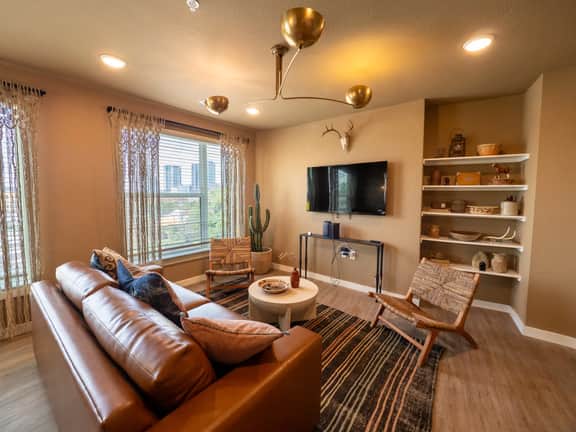 4 Suites, Full 3rd Floor Rental + Rooftop Retreat - Image 3