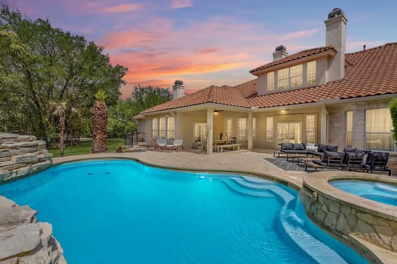 Sleeps 19 | Pool, Game Room | Luxe Fall Retreat - Image 1
