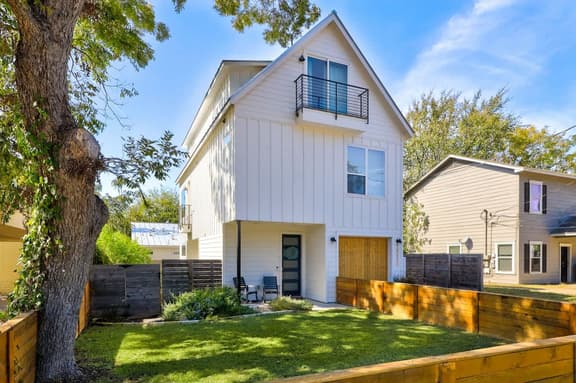 Sleeps 15 | Group Retreat Near UT Football + DT - Image 1